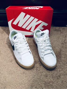 Woman’s Nike Court Legacy NN size US 8.5